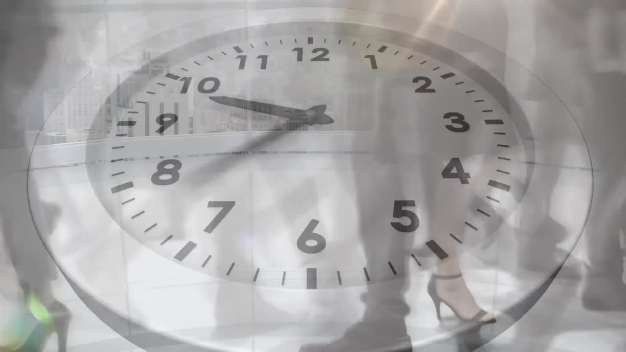 animación del reloj de tic-tac contra el lapso de tiempo de la sección baja de los empresarios que caminan en la oficina