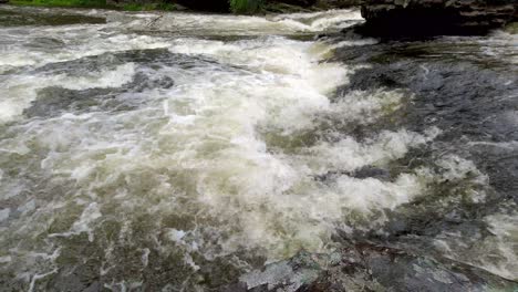 Wasser-Fließt-Unterhalb-Des-Wasserfalls-Linville-Falls