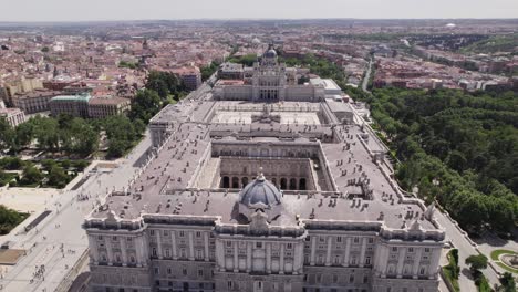 Revelación-Aérea-Del-Palacio-Real-De-Madrid-Y-El-Cautivador-Paisaje-Urbano,-España