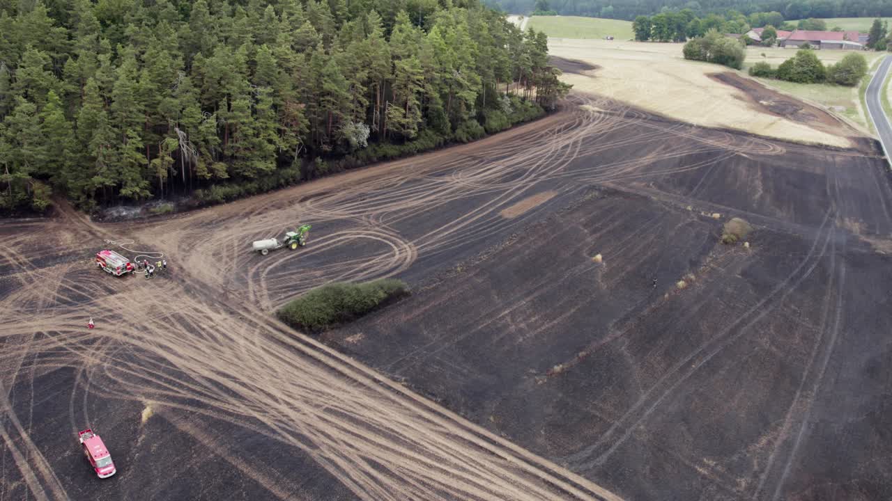 소방관 들 과 트럭 들 이 밀 ⁇  화재 를 방출 하고 있다