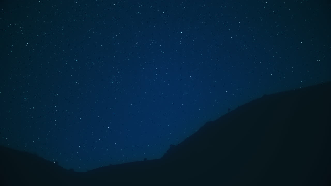 산 위의 별이 가득한 밤하늘