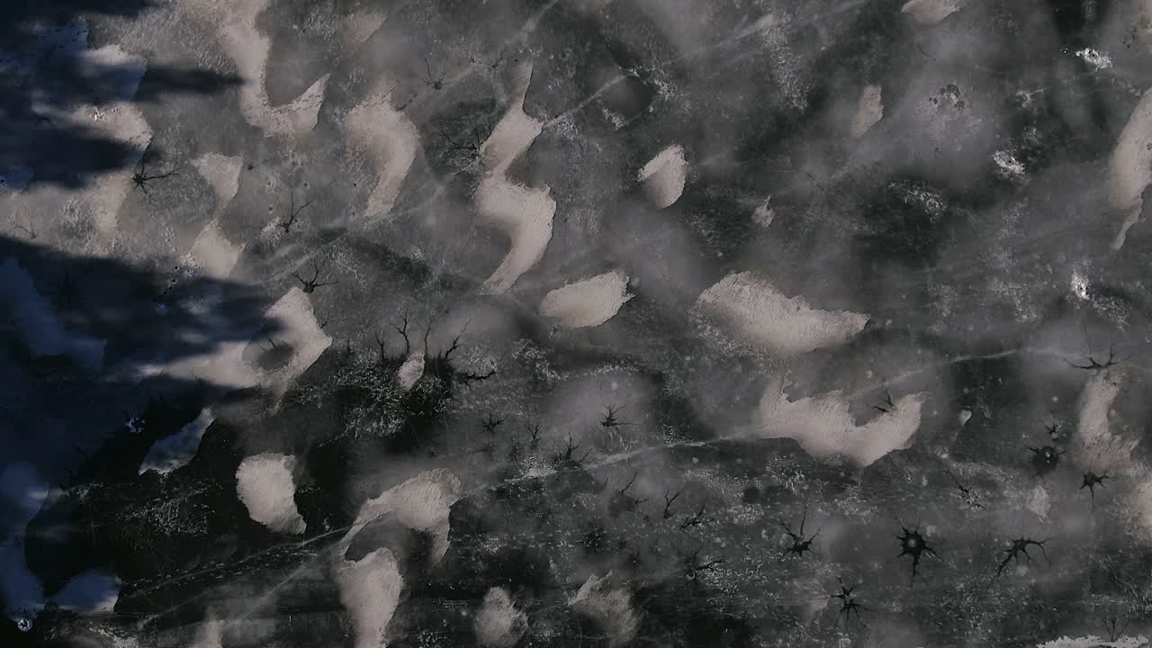 воздушный кинематографический дрон лицом вниз замороженного вечнозеленого озера в колорадо художественная перспектива с движением вниз спина