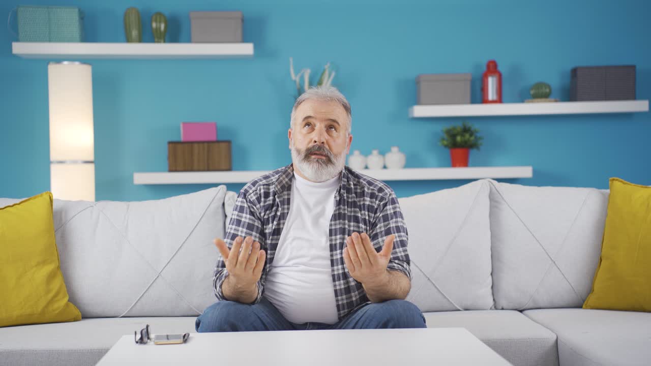 un hombre musulmán orando.