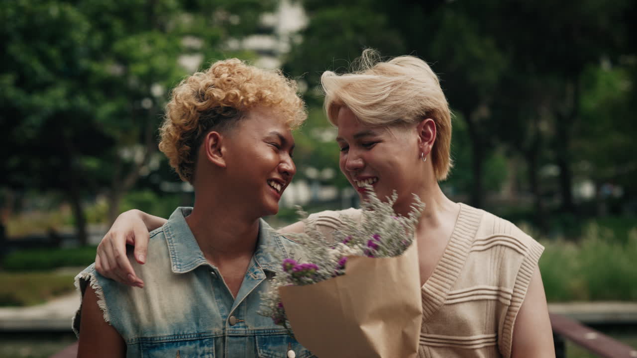 Gaypar som njuter av en romantisk stund med blommor