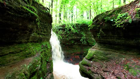 uno zoom nel colpo della cascata cade in una giornata di sole al parco statale di nelson-kennedy ledges nel nord-est dell'ohio