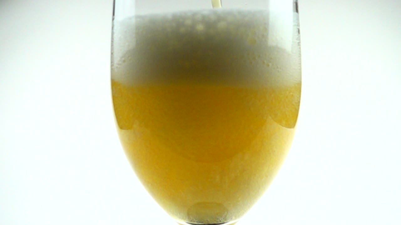 Birra che scorre nei bicchieri. Movimento lento
