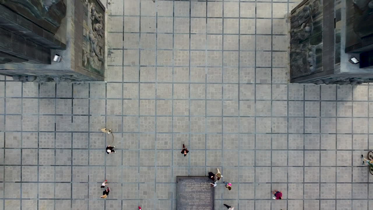 azulejos de patrón cuadrado dentro del monumento de la crónica de georgia