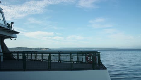 ferry vacío mientras pasa por el sonido de puget