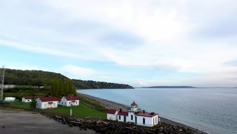 disparo de dron alejándose del faro del parque de descubrimiento en seattle, washington