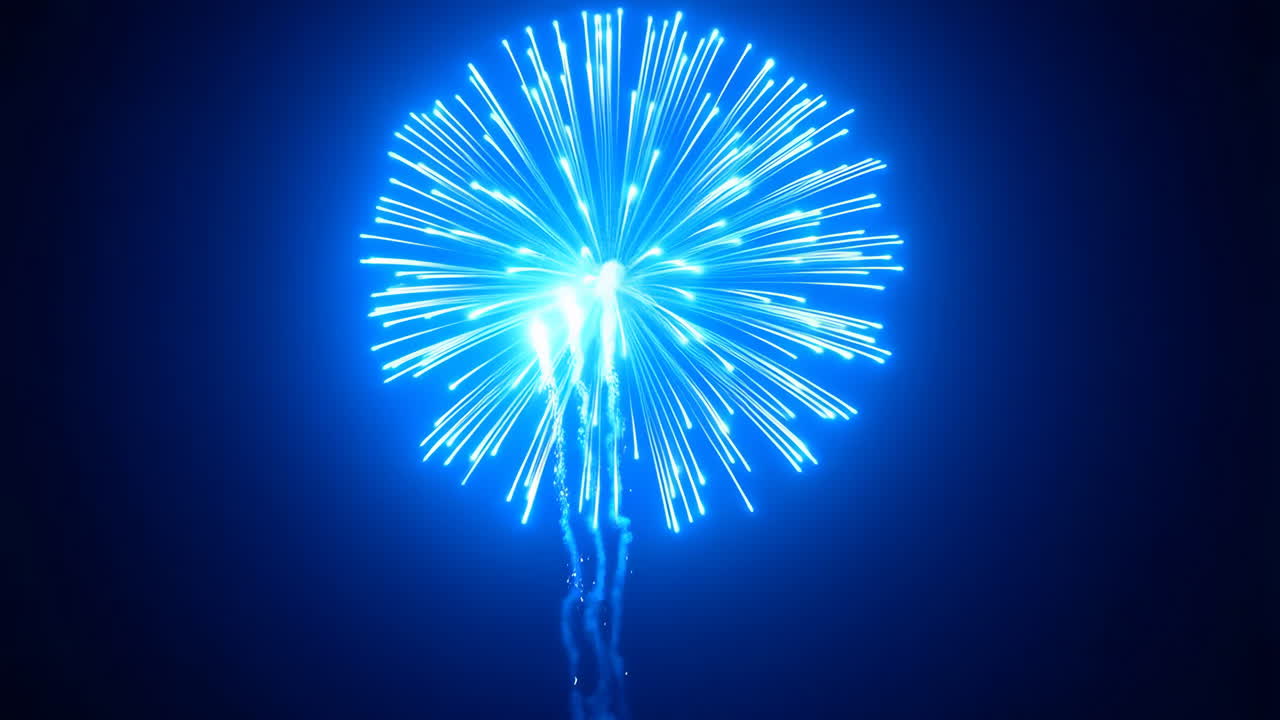 Fuoco d'artificio blu che esplode nel cielo notturno scuro