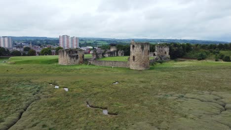 Castillo-De-Pedernal-Galés-Fortaleza-Militar-Costera-Medieval-Ruina-Vista-Aérea-Baja-Empujar-Desde-La-Distancia