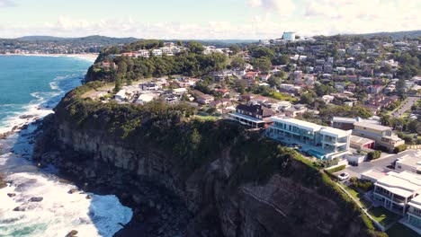 Luftdrohne-Landschaftsaufnahme-Von-Terrigal-North-Avoca-Wohnsiedlung-Landschaft-Ländliche-Stadt-Immobilien-Zentralküste-Tourismus-Landzunge-Küstenlinie-NSW-Australien-4k