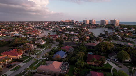 aéreo sobre marco island flordia beach town al atardecer-3