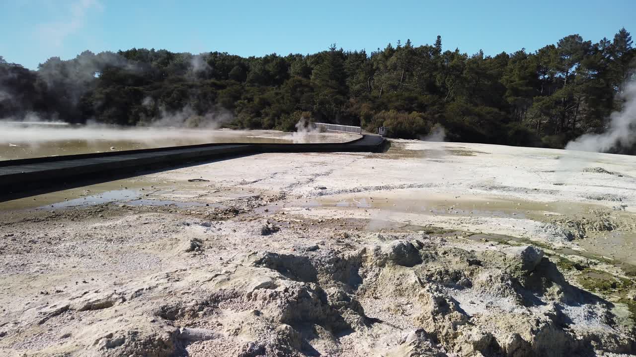 el país de las maravillas termales de waiotapu es una atracción turística y una maravilla natural de nueva zelanda y la isla norte