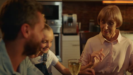 Mujer-Mayor-Hablando-Con-Un-Hijo-Adulto-En-Casa.-Niña-Pequeña-Corriendo-En-La-Cocina