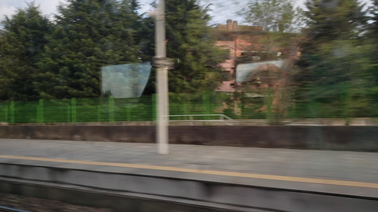 지하철 창밖을 내다보는 도시 외곽의 플레이트 샷