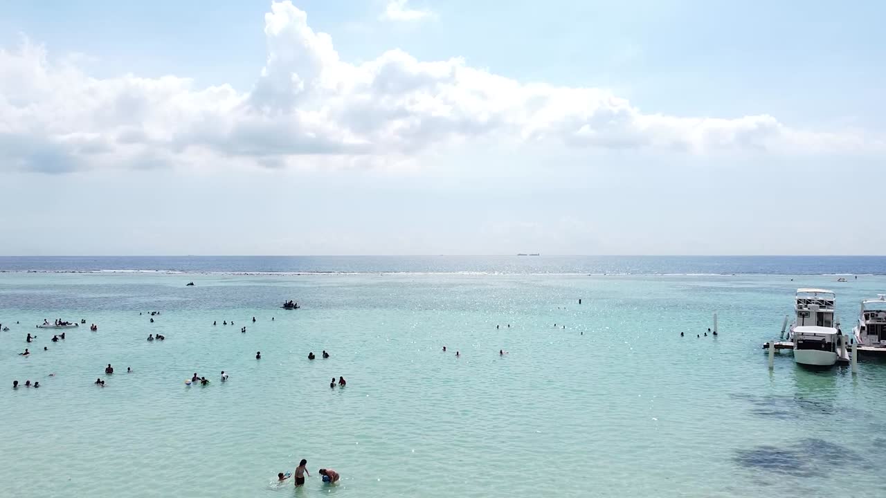 도미니카 공화국, 보카 치카, 도미니카 공화국의 카리브해 생활을 보여주는 바다 위를 비행하는 드론