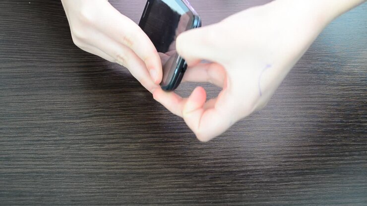 Smontaggio dello smartphone. Estraiamo la batteria