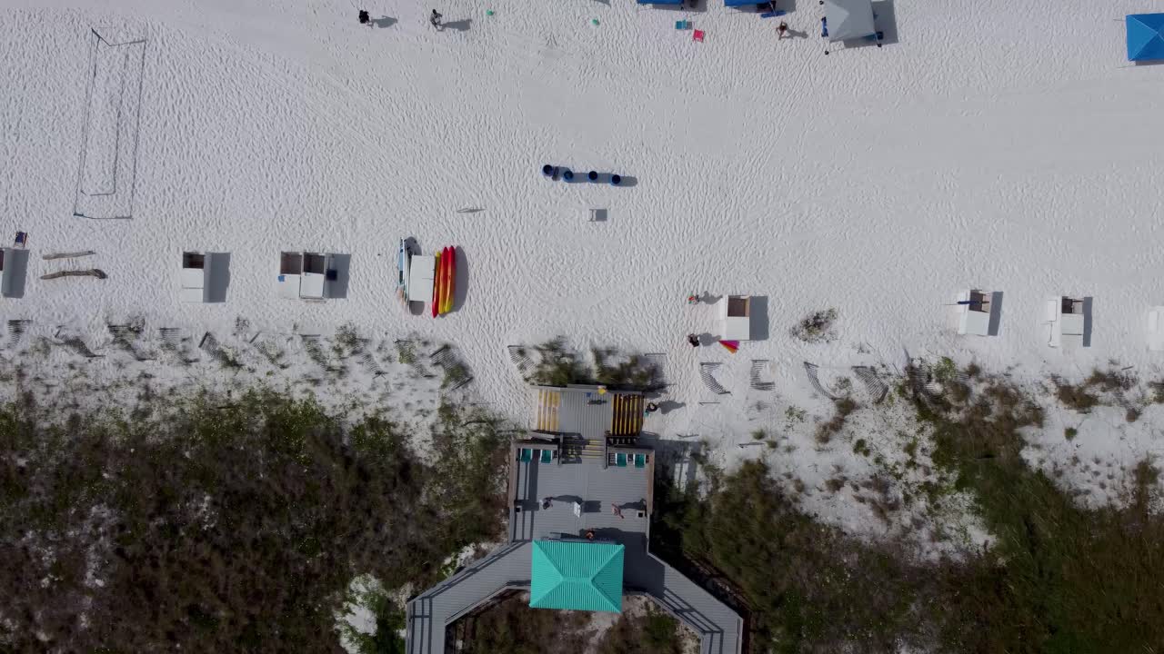 럭셔리 해변 리조트 호텔의 공중 뷰 해변 접근 의자, 다채로운 우산 해변 서비스