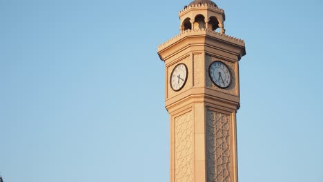 torre del reloj beige contra un cielo despejado