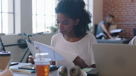 Jóvenes-Empresarios-Diversos-Firmando-Contrato-Mujer-Empresaria-Discutiendo-Documentos-Legales-Disfrutando-De-Una-Reunión-De-Asociación-Corporativa-En-Una-Oficina-Moderna