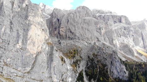 Drone-Volando-Lejos-De-La-Gigantesca-Cara-De-La-Montaña-En-Los-Alpes-Dolomitas-Italianos