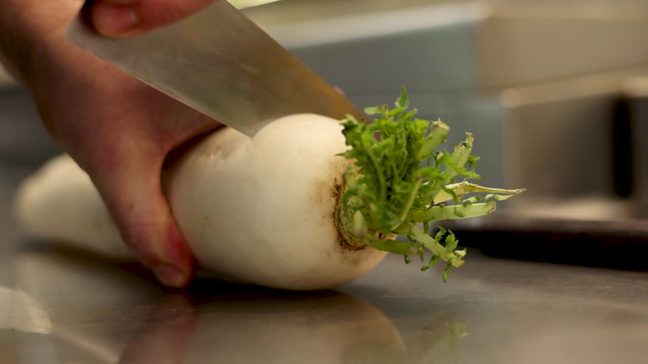 el chef cortando un rábano