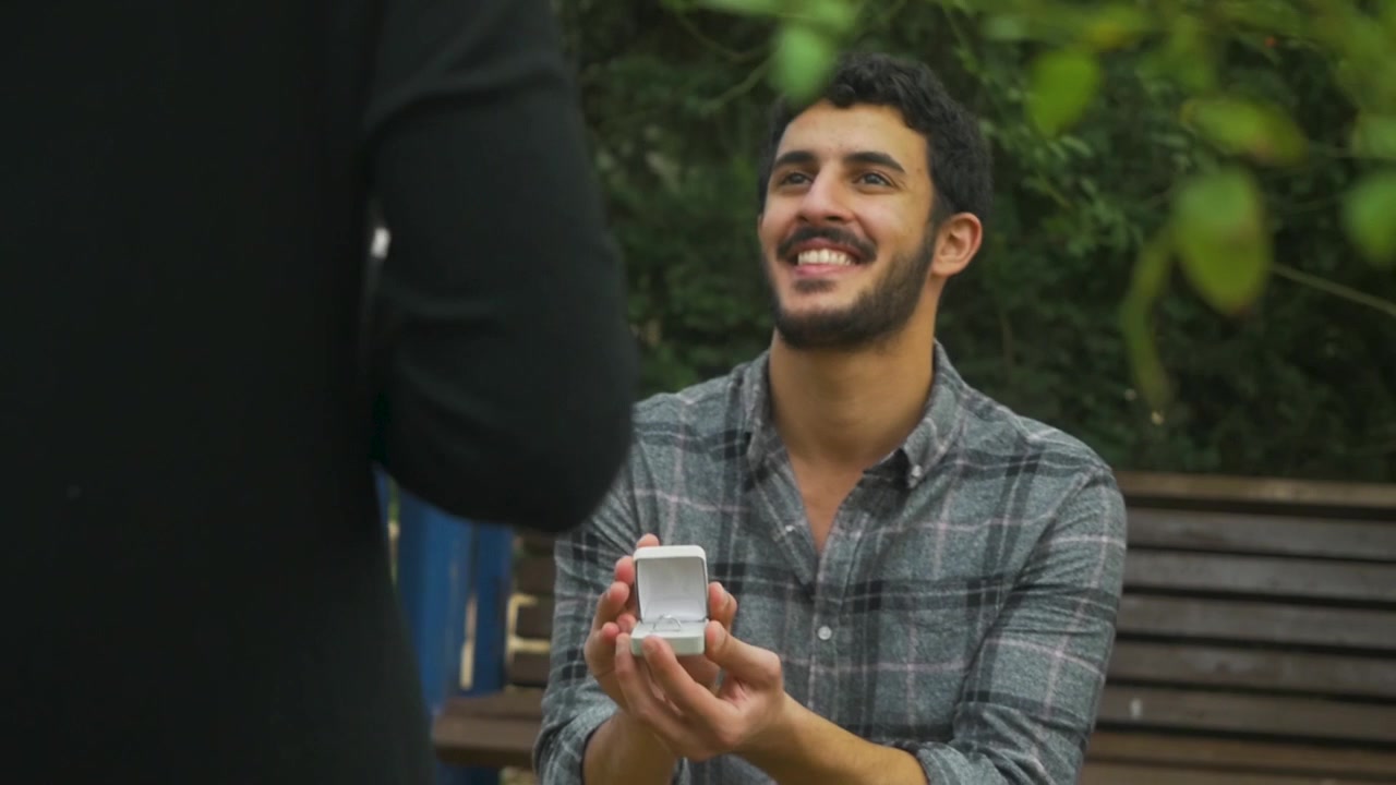 Una proposta di matrimonio drammatica ed emozionante; un uomo si inginocchia e chiede alla sua fidanzata di sposarlo.