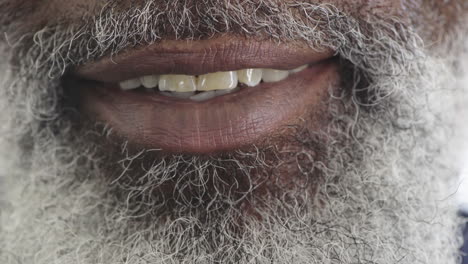 cerca hombre afroamericano boca sonriente dientes alegres con barba pelo facial concepto de salud dental