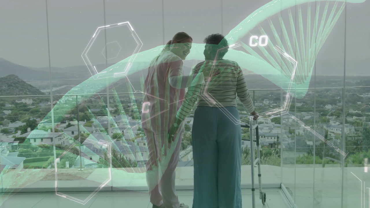 animación de datos y cadena de adn sobre fisioterapeuta caucásico con paciente femenina de edad avanzada