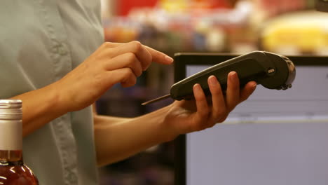 mujer pagando sus compras con tarjeta de crédito