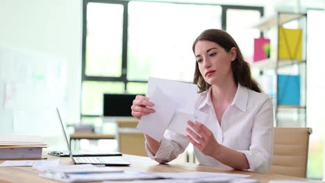 mujer de negocios revisando documentos en la oficina