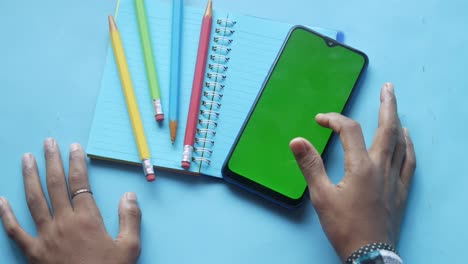 teléfono inteligente y lápices en el portátil