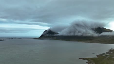 la montaña brunnhorn cubierta de nubes y niebla en el sureste de islandia