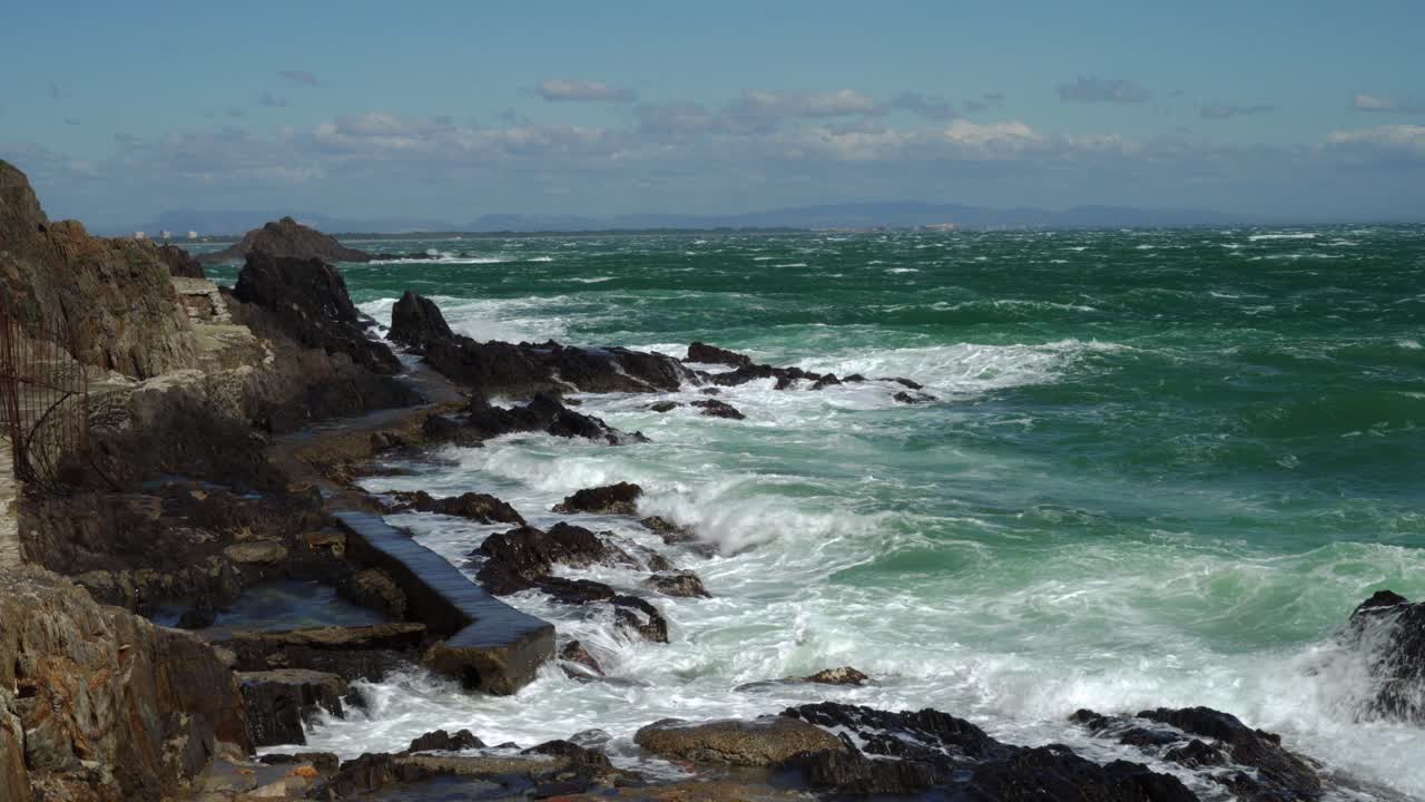 las fuertes olas golpean las defensas costeras de collioure durante los fuertes vientos