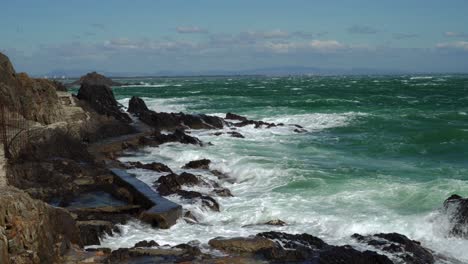 las fuertes olas golpean las defensas costeras de collioure durante los fuertes vientos