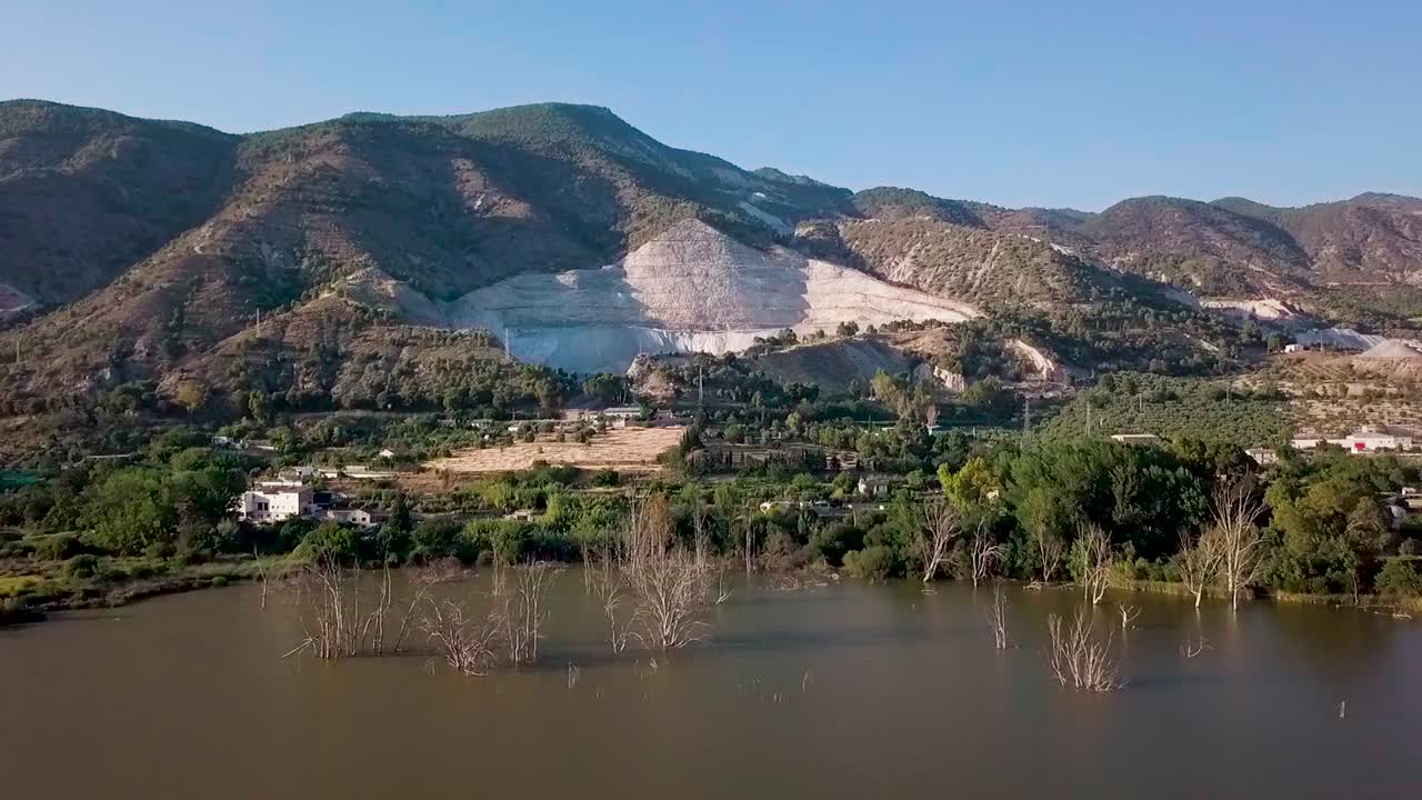 멀리 채석장이 있는 늪