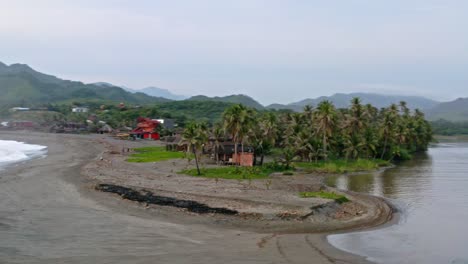 antena: remota playa de la península mexicana en la costa del pacífico, el agua dulce se encuentra con el mar