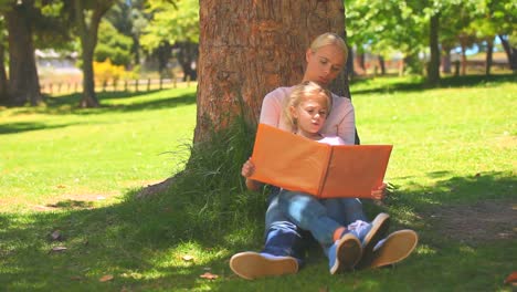 niña leyendo un libro con su hija