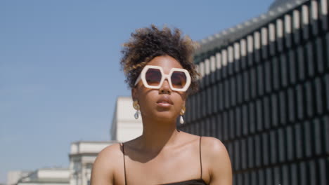 joven mujer africana de moda caminando por la calle