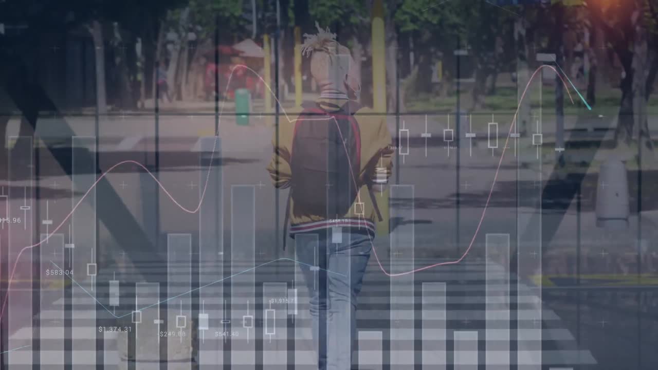 animación del procesamiento de datos financieros sobre un hombre albino afroamericano en una concurrida calle de la ciudad