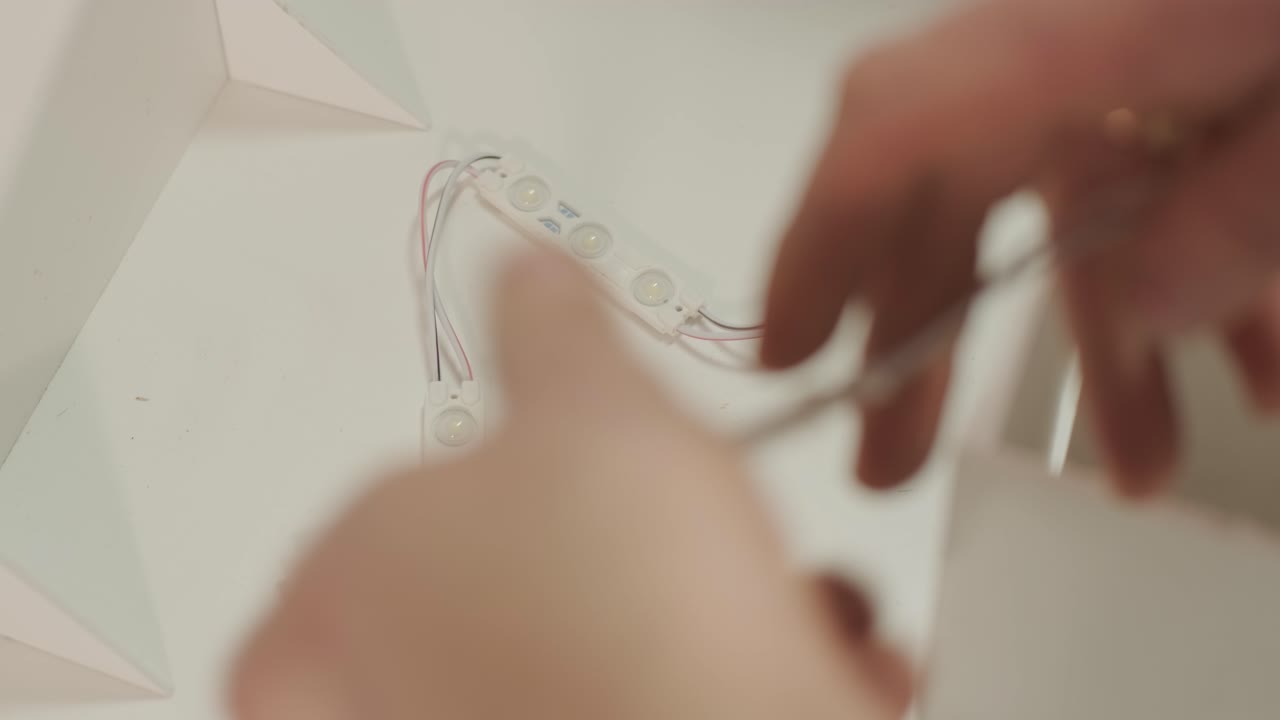 производство рекламных знаков с задней освещенной светодиодной полосой