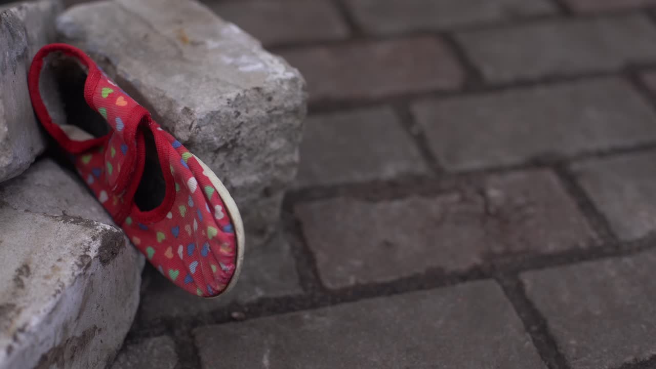 zapatos para niños que representan bajas civiles en una zona de guerra activa