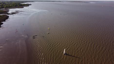 olas ondulantes deportes acuáticos en el río de la plata río buenos aires