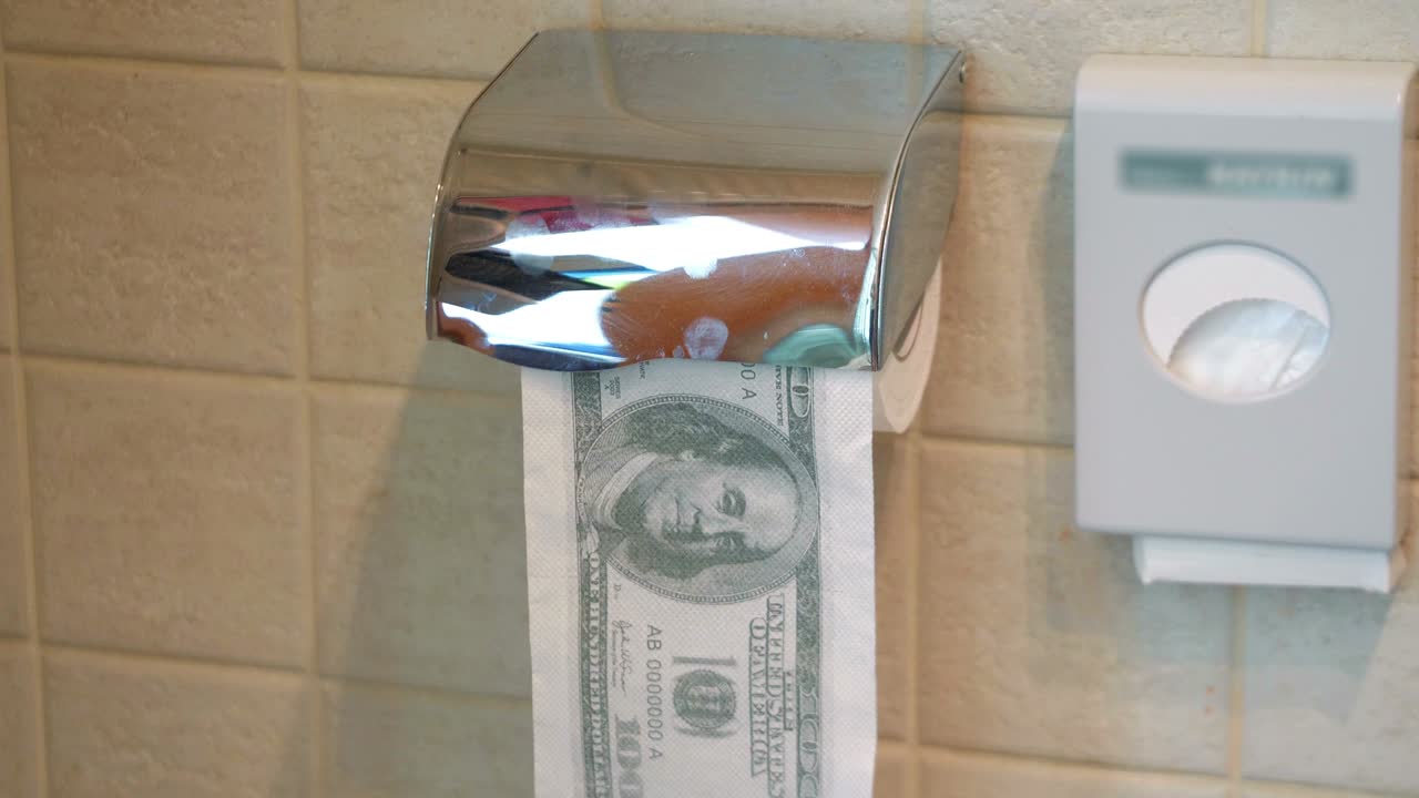 Usando papel higiénico de dólar en cámara lenta 4k a 60fps