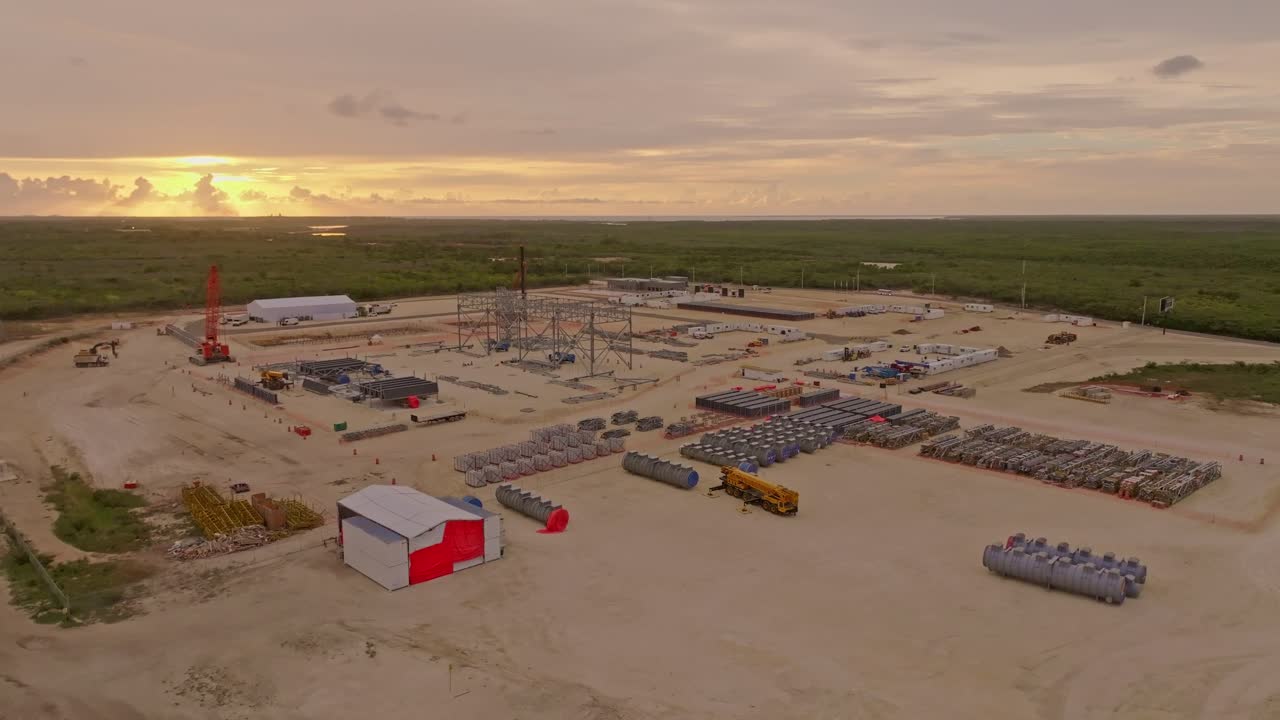vista aérea que muestra el sitio de construcción de un proyecto termoeléctrico en la isla de la república dominicana al atardecer