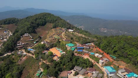 Langsamer-Filmischer-Drohnenflug-über-Einen-Hügel-In-Thailand-Mit-Typischen-Häusern