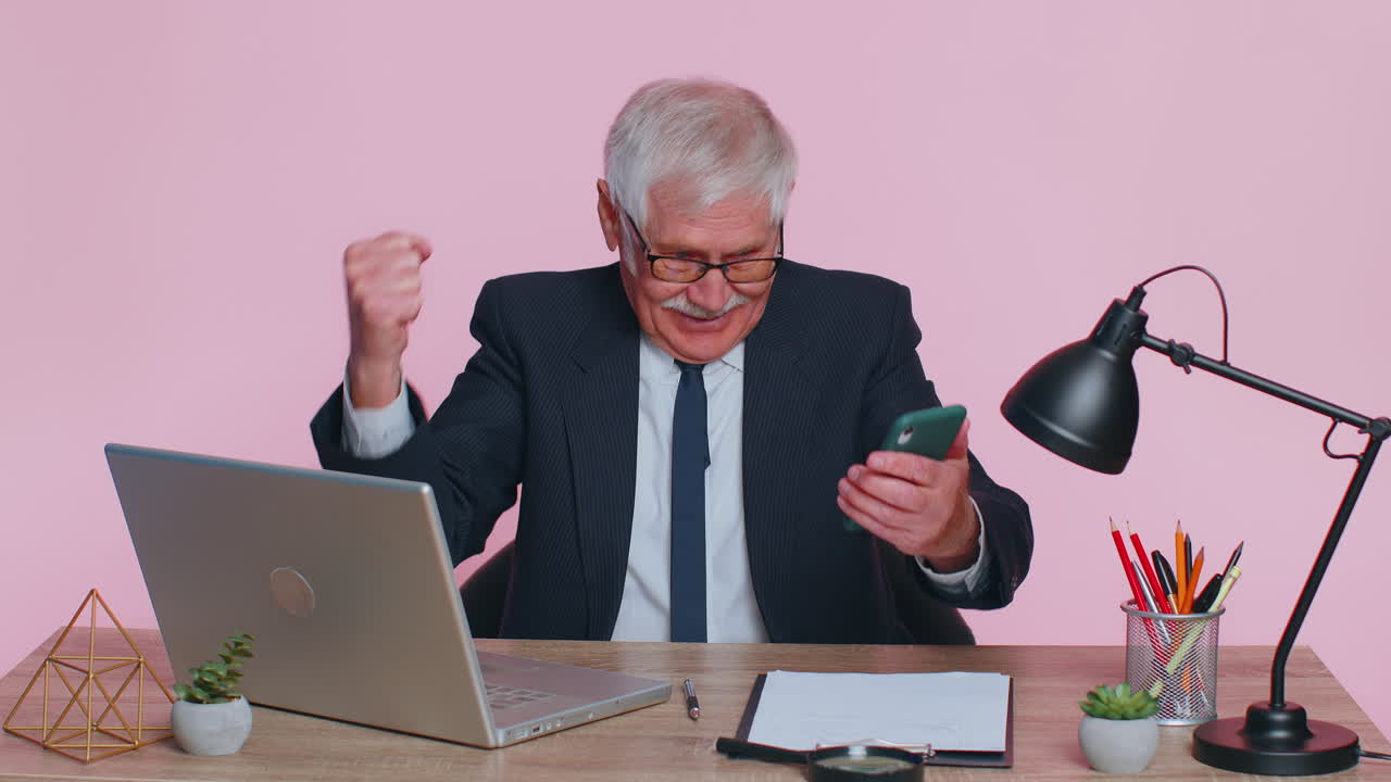 행복한 고위 사업가 스마트폰 사용 훌륭한 큰 승리 좋은 소식 갑작스러운 승리로 충격을, 와우