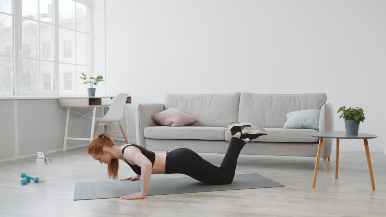 женщина делает отжимания дома.