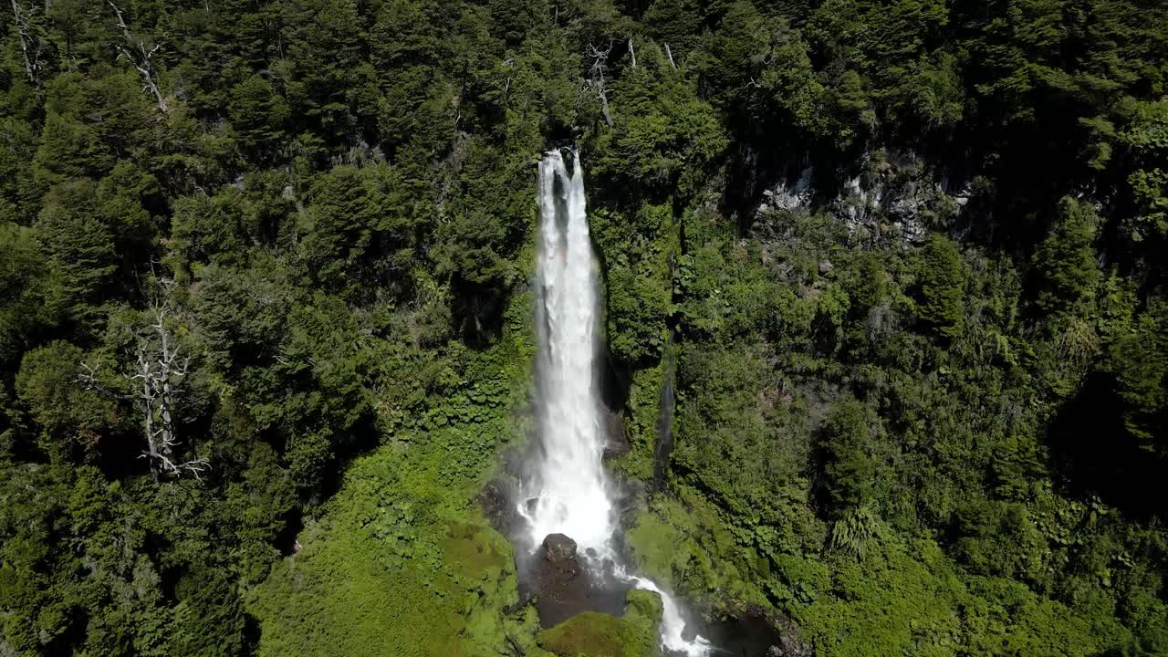 dolly in de la cascada el salto el leon rodeada de vegetacion y con un arco iris constante - tiro de grulla